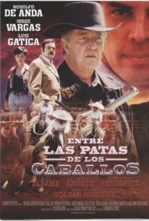 Entre las patas de los caballos (2000) постер